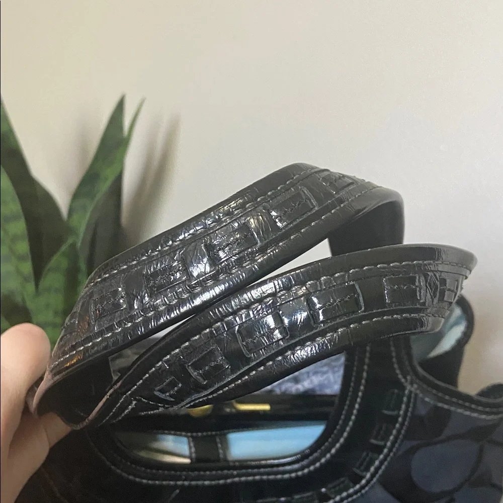 Pristine COACH Classic Black Signature Canvas Ergo Bag with Kiss-lock closure - Picture 10 of 15